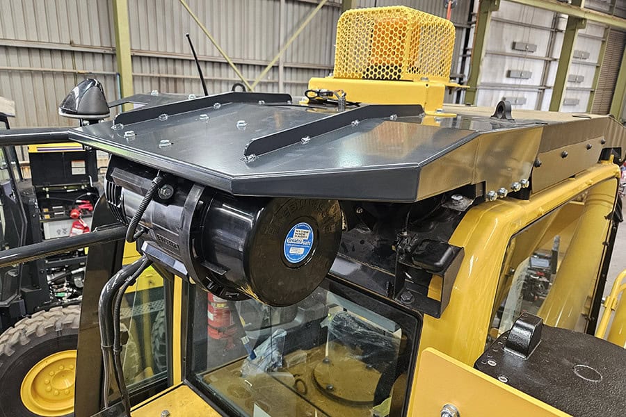 TL pressuriser installation on a Komatsu PC490LC-11 excavator