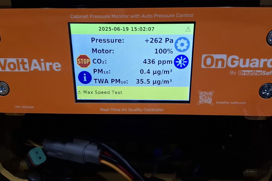 High-accuracy real-time air quality monitor displaying CO2 levels, PM10, and VOCs for optimal indoor air management in workplaces and commercial environments.